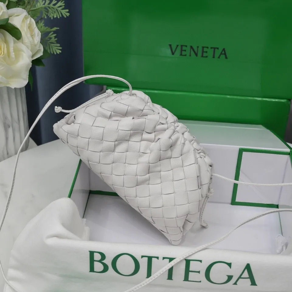 Batch 1260 Small Cloud Large Plaid Weaving The pouch Cloud bag is the first series designed by former Celine designer Daniel Lee after joining BV. The upper body is extremely ecstatic ~ fashionable and classy ~ elegant and concise, lazy and intellectual size: 23*13*8 [Little Cloud Rough Weave#]